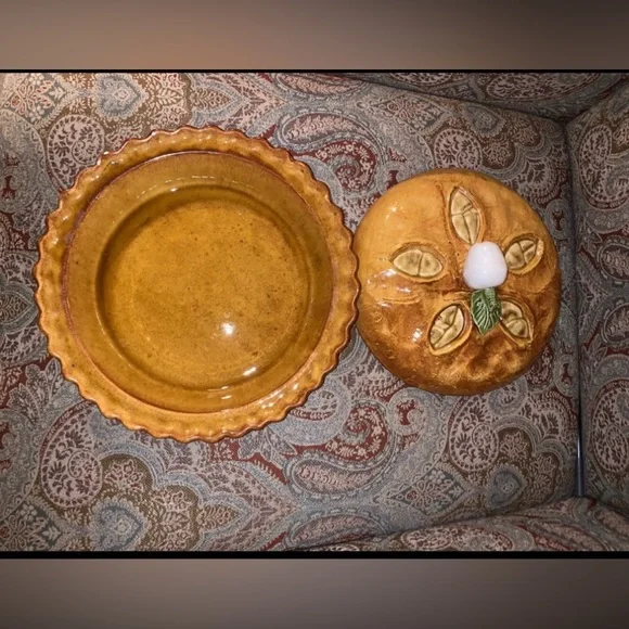 Beautiful Pie Dish with Cover - Picture 8 of 11